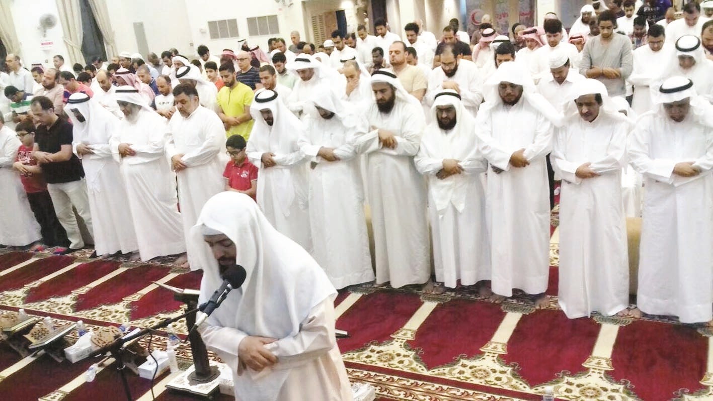 المصلون في مركز الراشد