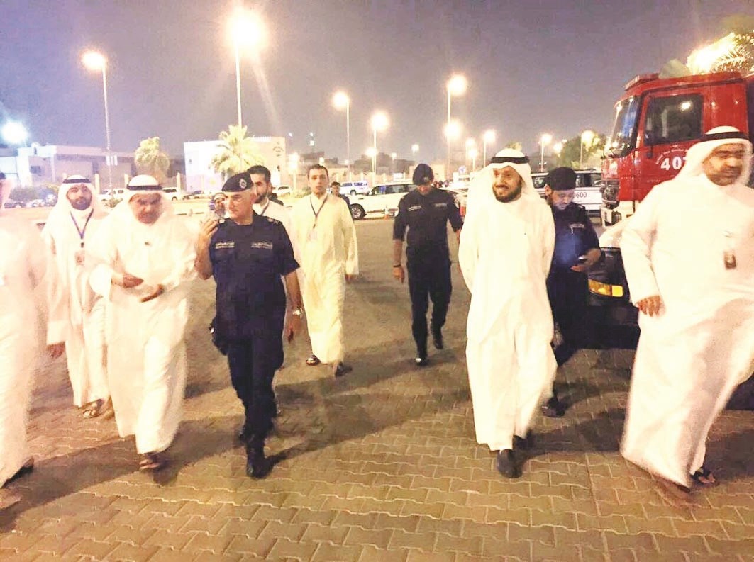 الطراح والشعيب في طريقهما إلى المسجد