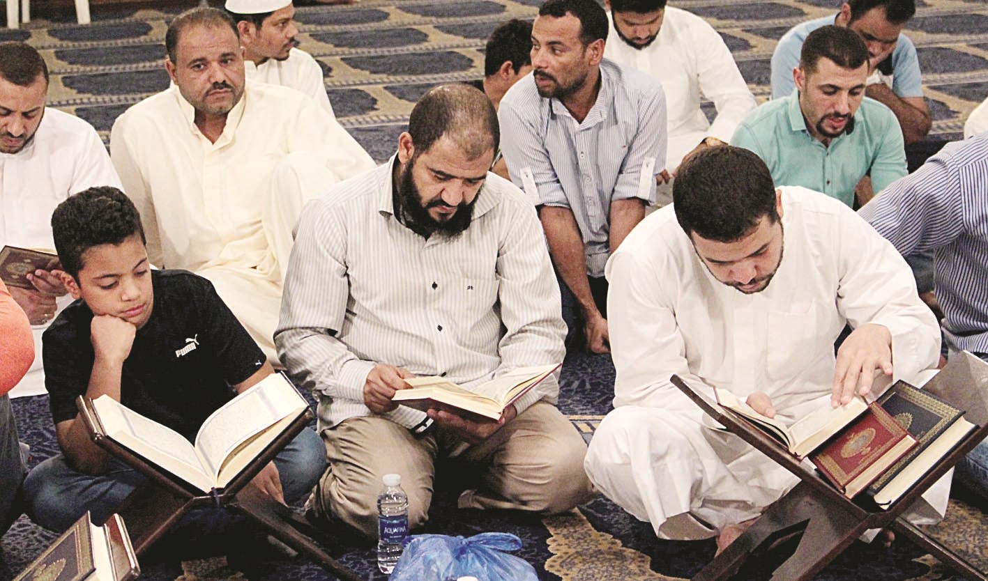 تلاوة القرآن انتظاراً لبدء التهجد