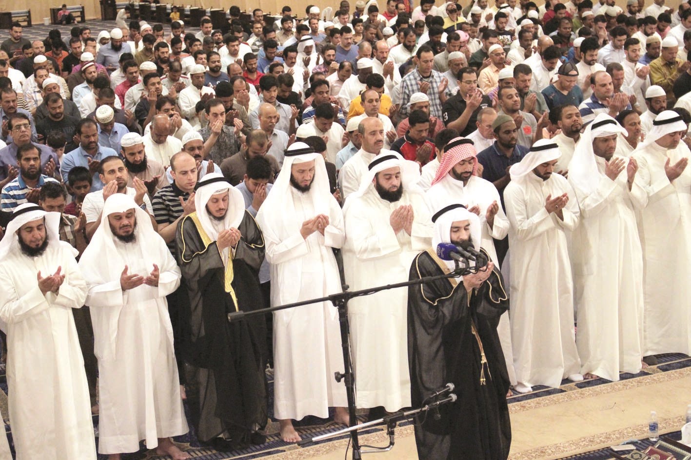 جموع المصلين في المسجد الكبير (تصوير كرم ذياب)