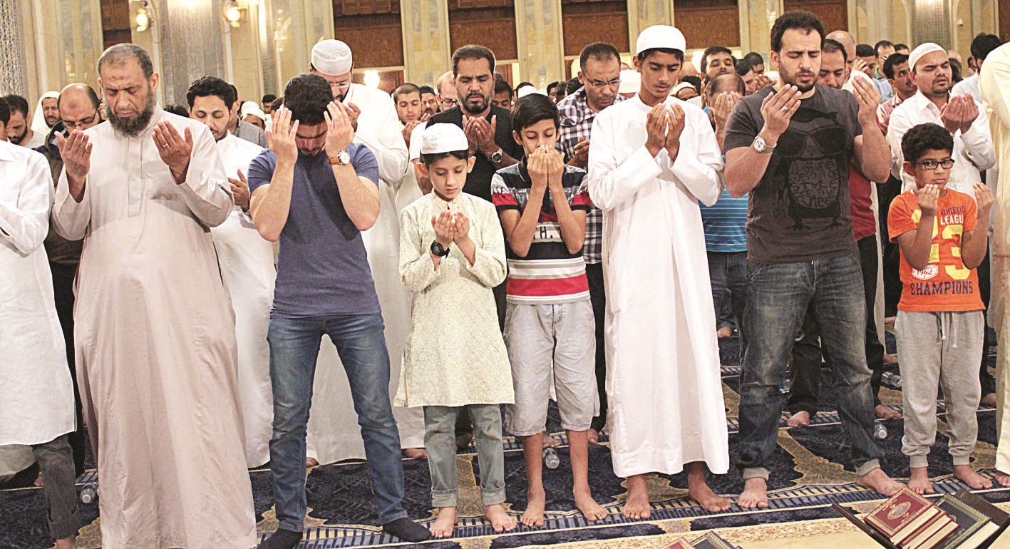 مختلف الأعمار بأياد مرفوعة بالدعاء