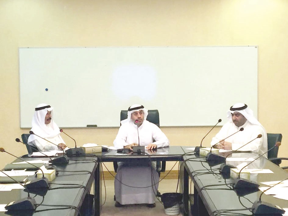 u062cu0627u0646u0628 u0645u0646 u0627u062cu062au0645u0627u0639 u0627u0644u0644u062cu0646u0629 u0627u0644u0642u0627u0646u0648u0646u064au0629 u0623u0645u0633