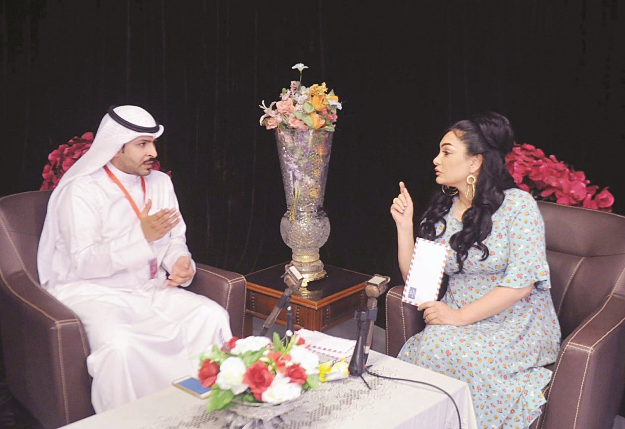 السني متحدثةً إلى الزميل فيصل التركي   (تصوير نور هنداوي)