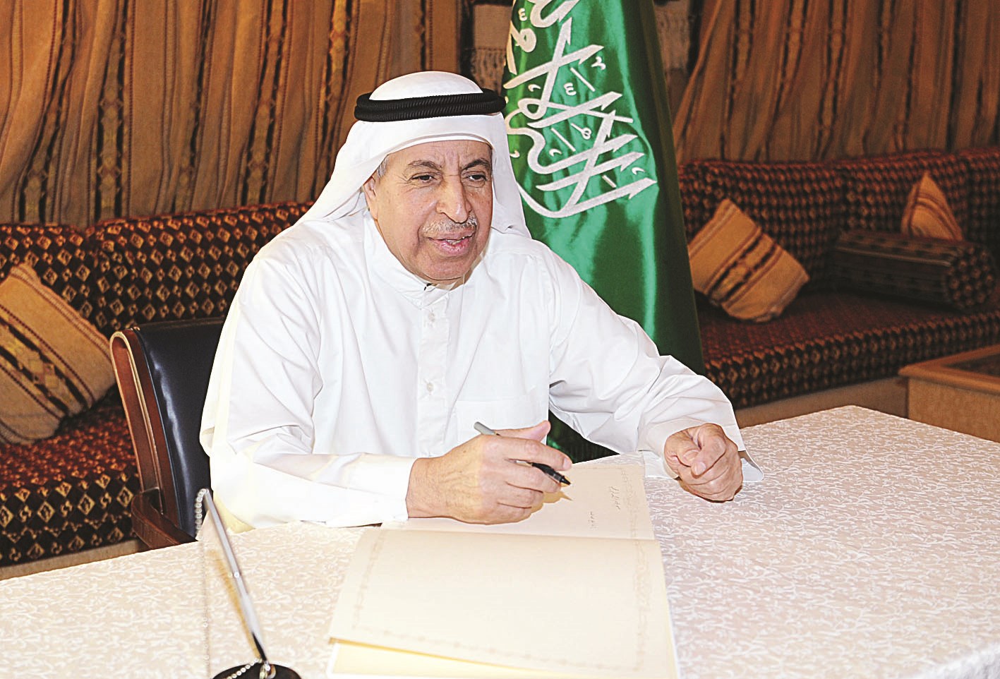السفير السعودي يسجل كلمة في سجل المبايعة