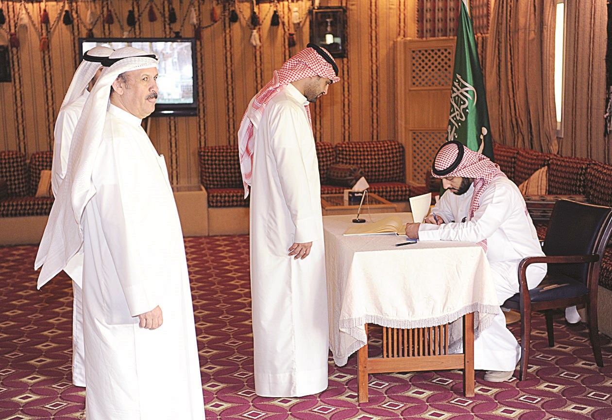 مواطنون سعوديون يقدمون البيعة لمحمد بن سلمان (تصوير طارق عزالدين)