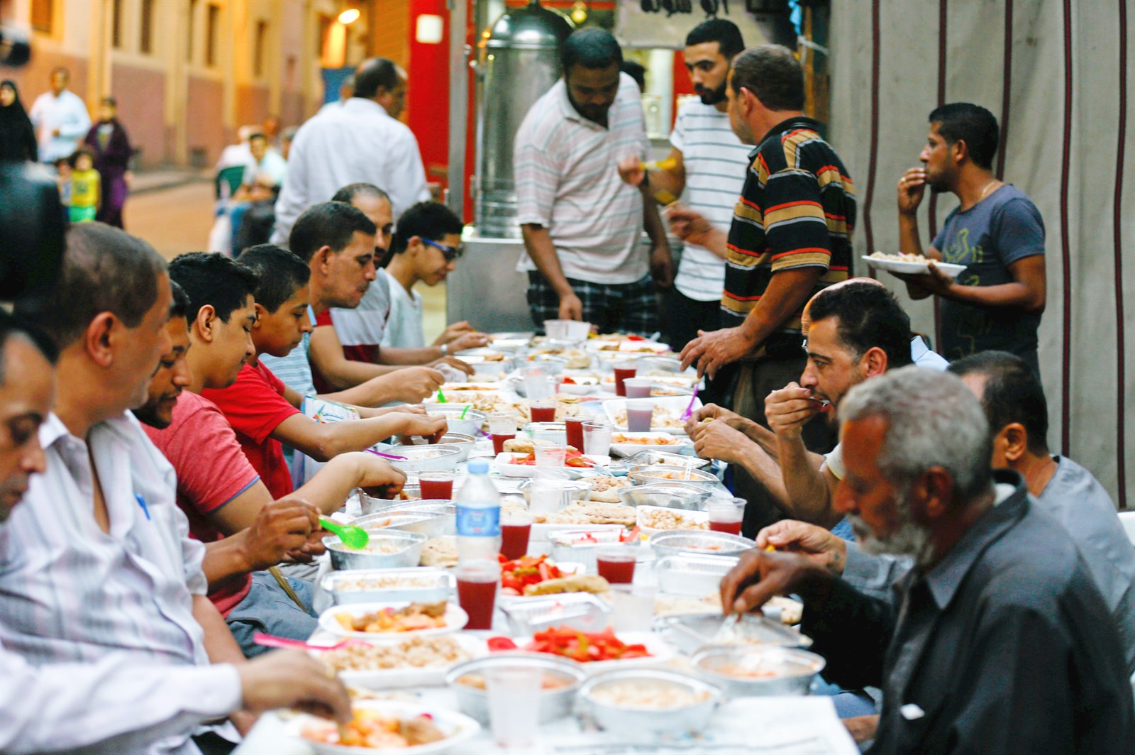 u0645u0633u064au062du064au0648u0646 u064au0642u064au0645u0648u0646 u0641u064a u0627u0644u0642u0627u0647u0631u0629 u0645u0648u0627u0626u062f u0625u0641u0637u0627u0631 u062cu0645u0627u0639u064au0629 u064au0648u0645u064au0629 u0644u062cu064au0631u0627u0646u0647u0645 u0627u0644u0645u0633u0644u0645u064au0646 u062eu0644u0627u0644 u0634u0647u0631 u0631u0645u0636u0627u0646 u0641u064a u0627u0633u062au0639u0631u0627u0636 u0644u0644u062au0636u0627u0645u0646 u0627u0644u0645u062cu062au0645u0639u064a u0641u064a u0645u0635u0631. u0648u062au0642u0627u0645 u0647u0630u0647 u0627u0644u0645u0648u0627u0626u062f u0627u0644u062au064a u062au062cu0645u0639 u0645u0633u0644u0645u064au0646 u0648u0645u0633u064au062du064au064au0646 u0633u0646u0648u064au0627 u0641u064a u0645u0635u0631 u0644u0643u0646u0647u0627 u062au0643u062au0633u0628 u0623u0647u0645u064au0629 u0623u0643u0628u0631 u0647u0630u0627 u0627u0644u0639u0627u0645 u0639u0642u0628 u0647u062cu0645u0627u062a u062au0639u0631u0636 u0644u0647u0627 u0627u0644u0623u0642u0628u0627u0637. (u0631u0648u064au062au0631u0632)