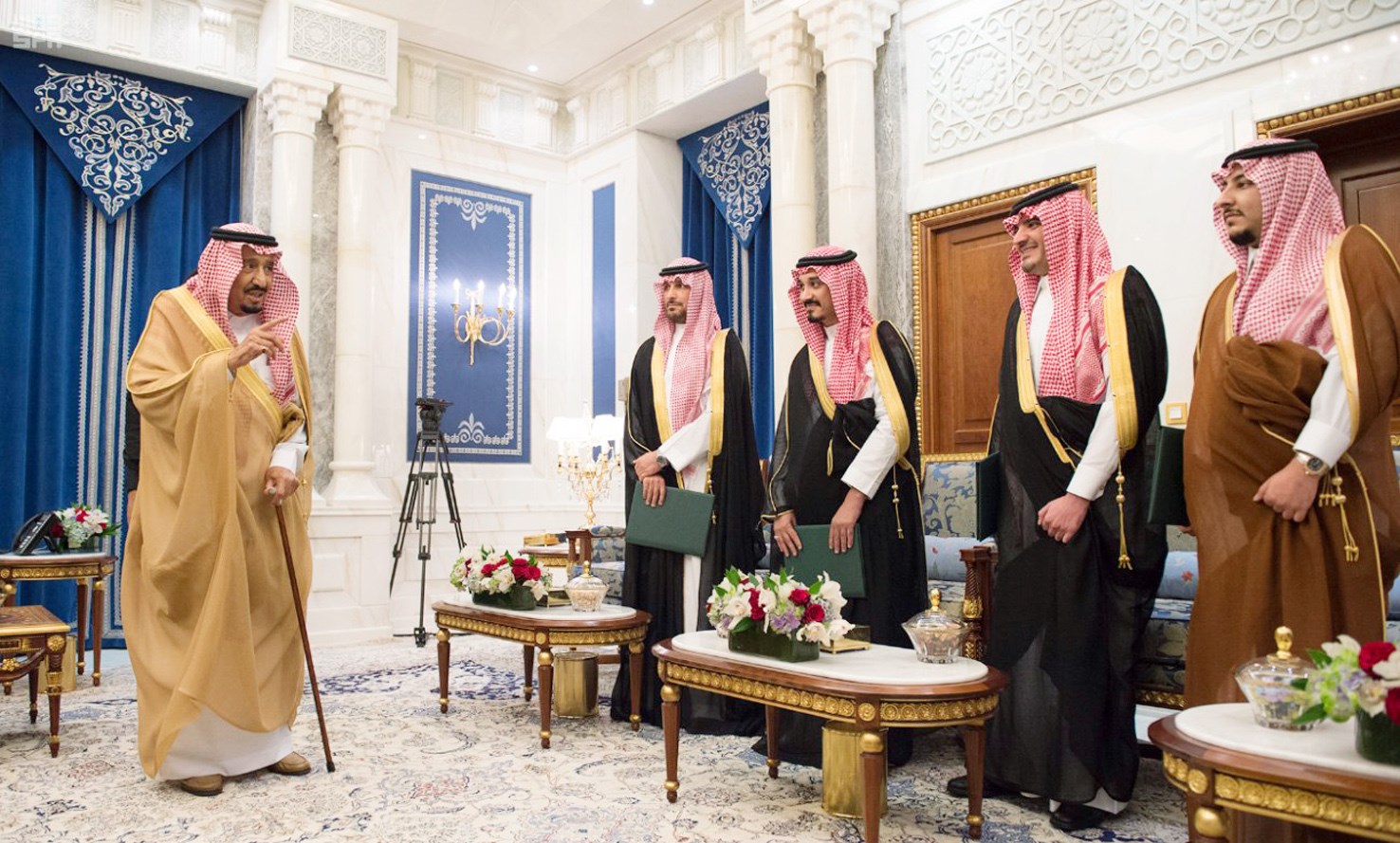 الملك سلمان متحدثاً إلى الأمراء بعد أدائهم القسم          (واس)
