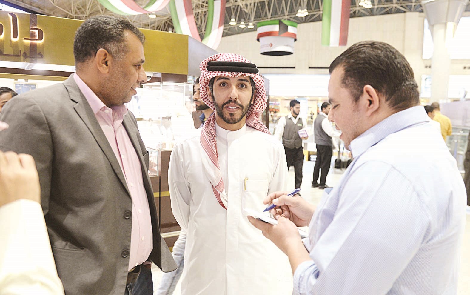 فيصل الهاجري يتحدث الى الزميلين باسم عبد الرحمن وعمر العلاس