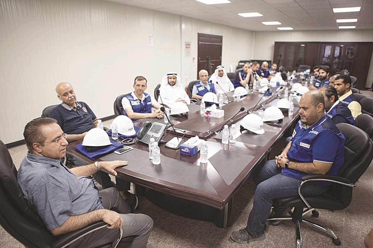 ... ويستمع إلى شرح حول المشروع