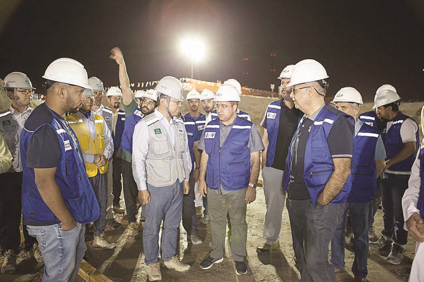 بوشهري خلال زيارته موقع المشروع