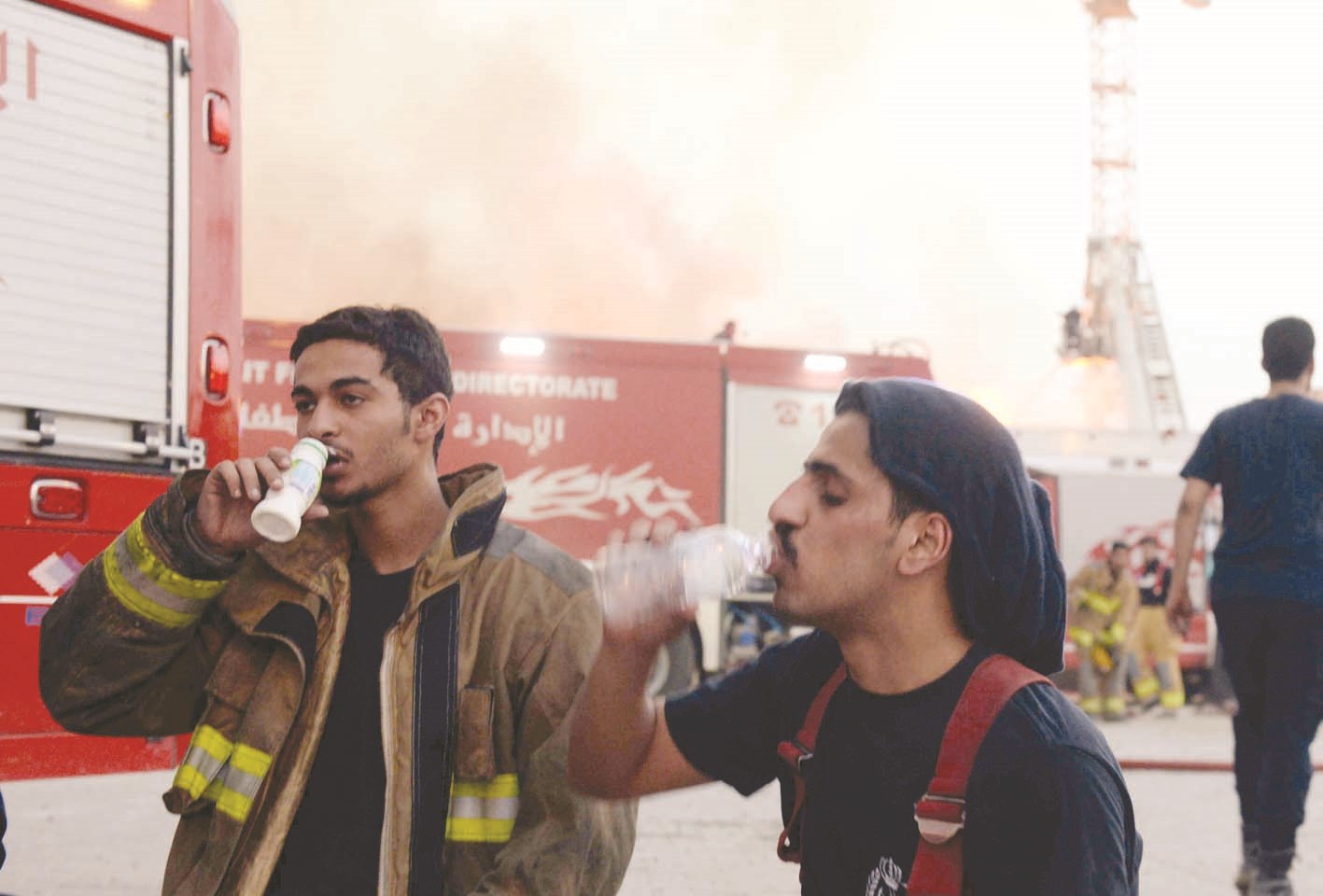 إطفائيان يفطران في موقع الحريق