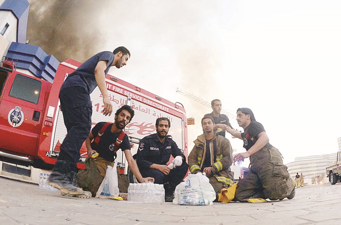 تناول الإفطار والتقاط أنفاس قبيل متابعة مكافحة ألسنة اللهب