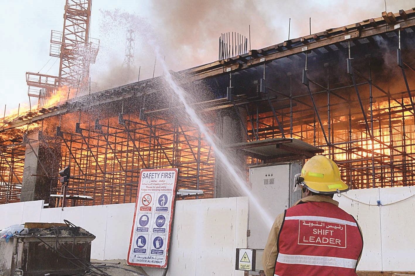 رئيس نوبة يتعامل مع النيران