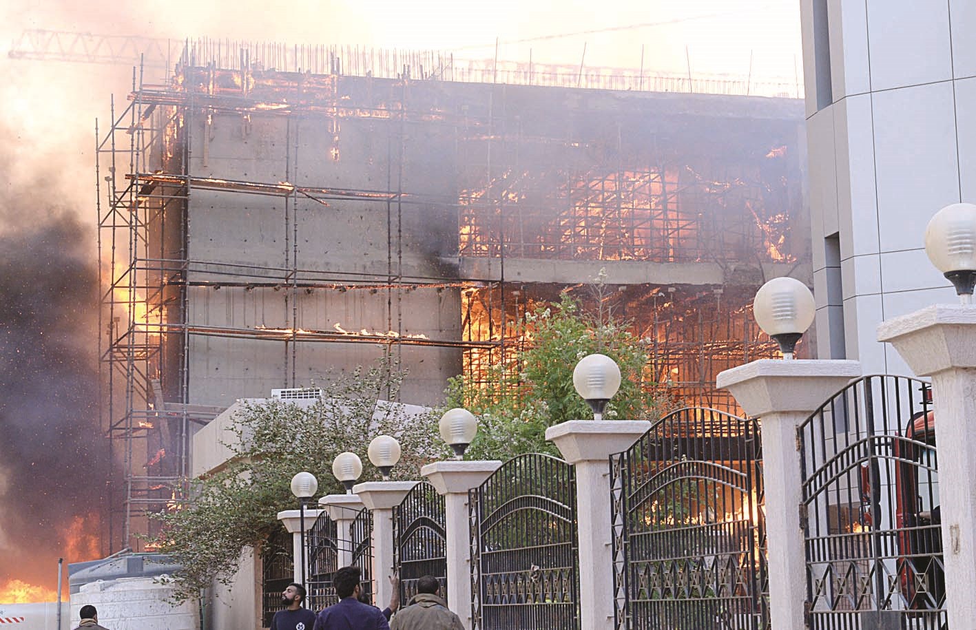 رجال الإطفاء يتابعون خطة مكافحة الحريق