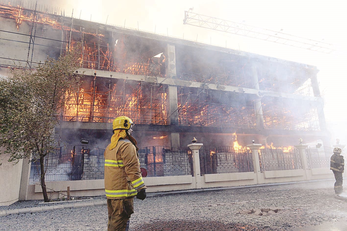 المبنى وقد اشتعلت النيران في أرجائه