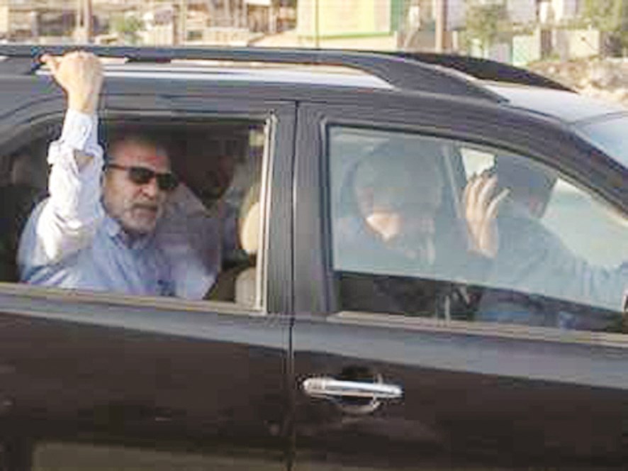 هشام مُستقلاً سيارة بعد الإفراج عنه