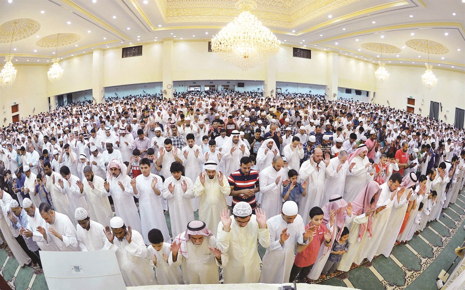 حشود المصلين يؤدون صلاة العيد  (تصوير نايف العقلة)