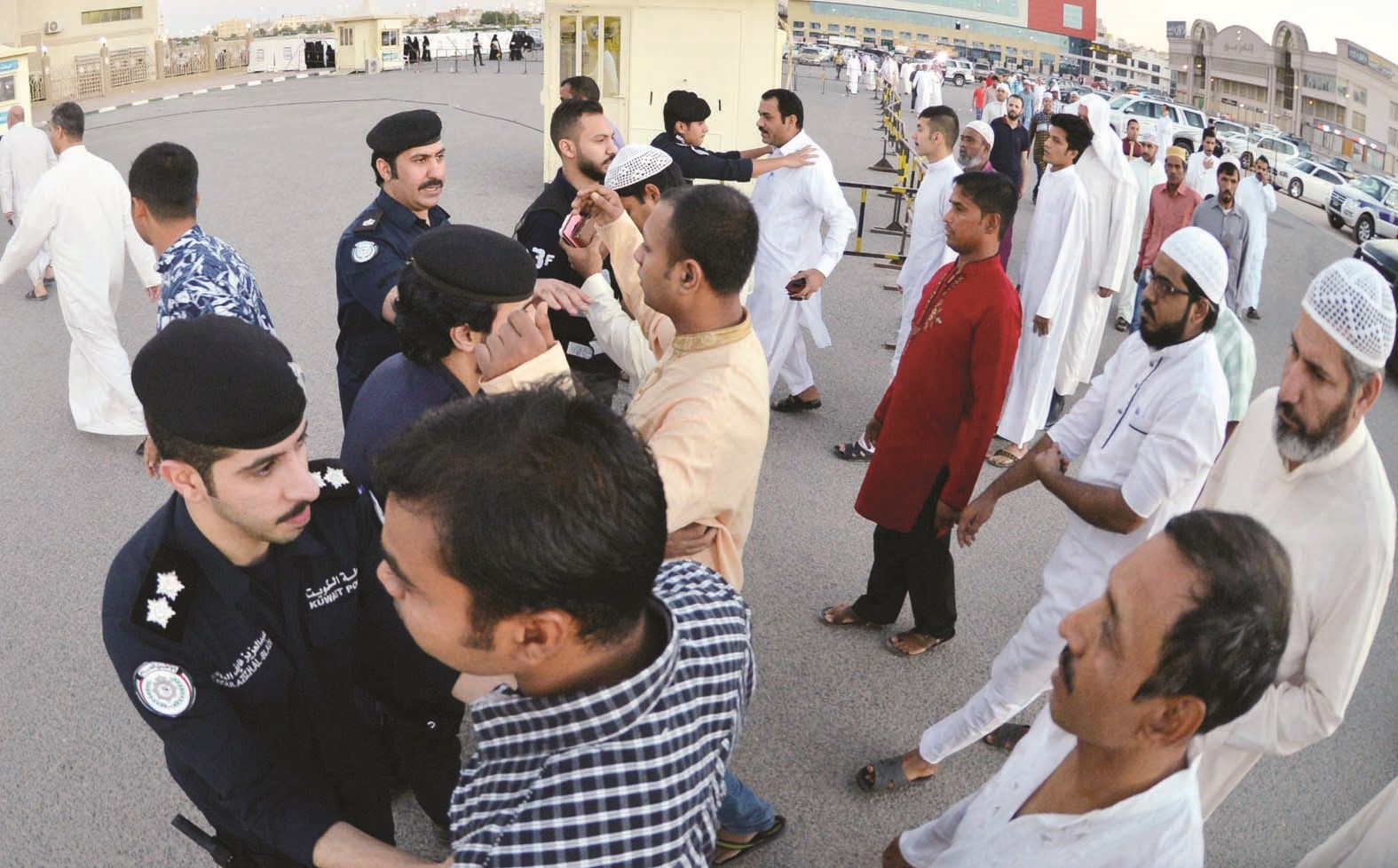 رجال الأمن يدققون قبل السماح لدخول المسجد