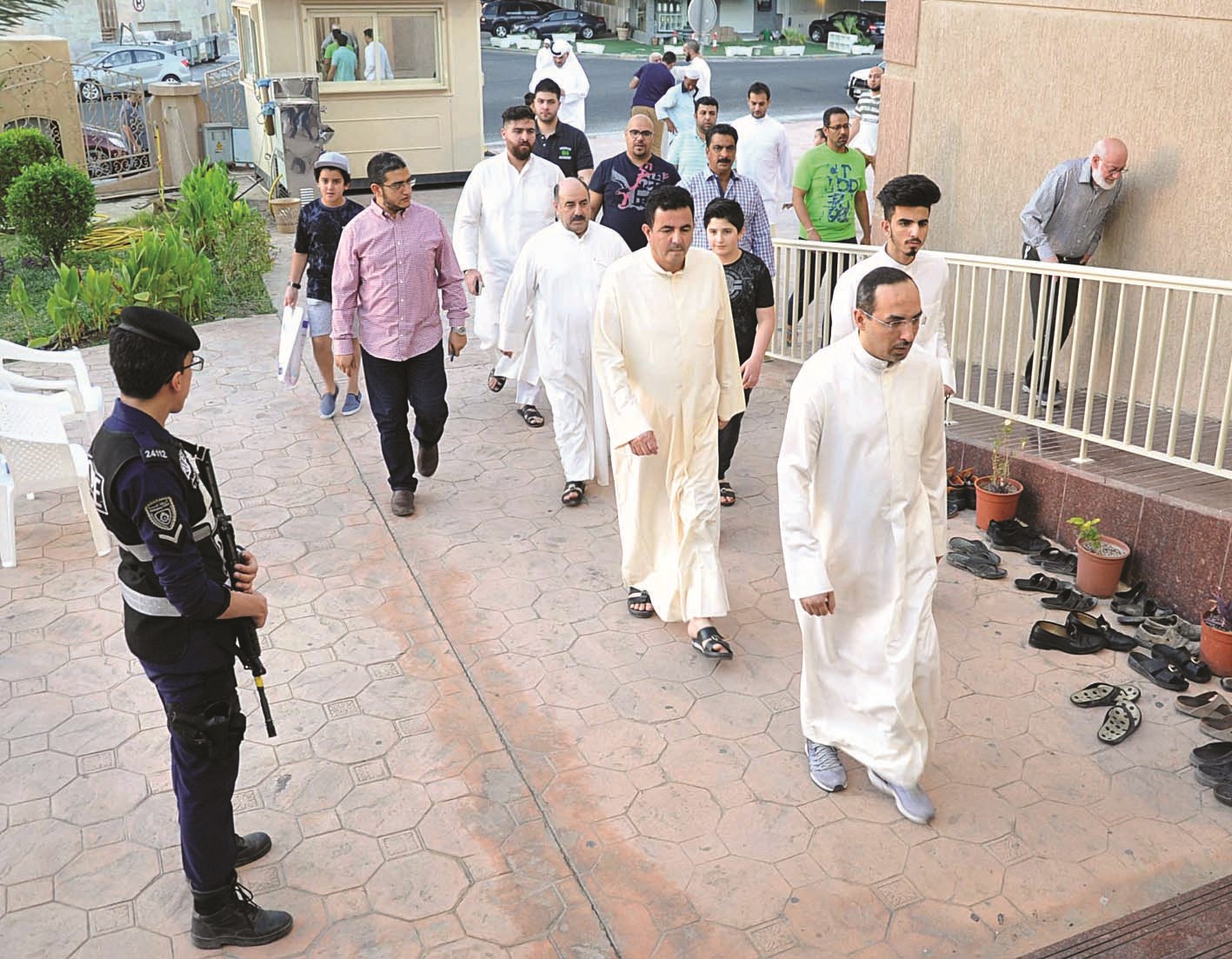تواجد أمني عند مدخل أحد المساجد  (تصوير نور هنداوي)