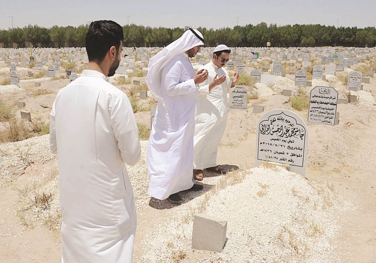 دعاء أمام قبر الراحل المغفور له جاسم الخرافي