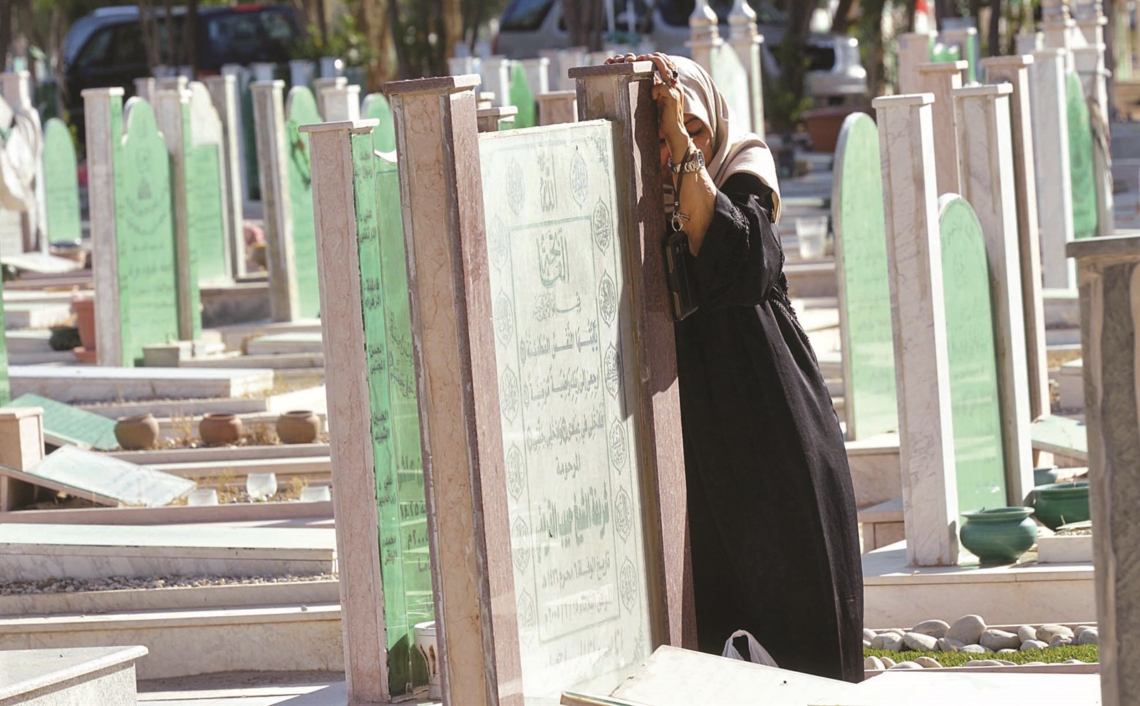 بكاء وحزن على رحيل الأعزاء