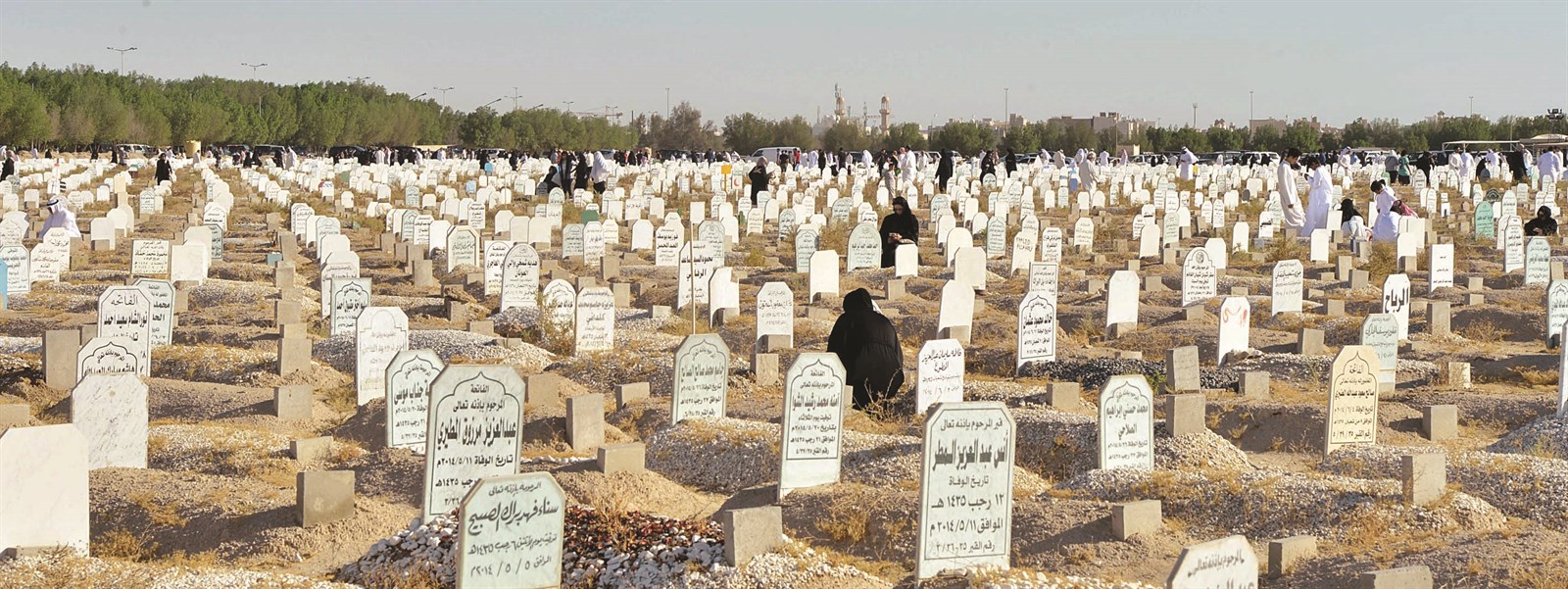 u0623u0639u062fu0627u062f u0643u0628u064au0631u0629 u062du0631u0635u062a u0639u0644u0649 u0632u064au0627u0631u0629 u0627u0644u0645u0642u0627u0628u0631 u0641u064a u0635u0628u064au062du0629 u0623u0648u0644 u0623u064au0627u0645 u0627u0644u0639u064au062f    (u062au0635u0648u064au0631 u0646u0627u064au0641 u0627u0644u0639u0642u0644u0629)