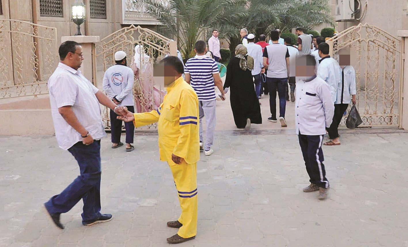 u0639u0627u0645u0644 u064au062au0633u0644u0645 u0635u062fu0642u0629 u0645u0646 u0623u062du062f u0627u0644u0645u0635u0644u064au0646