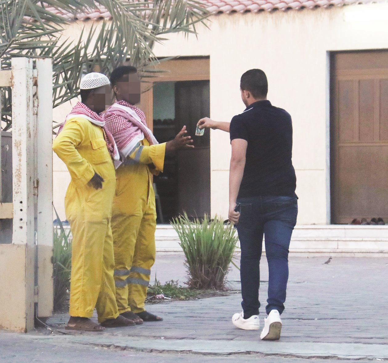 عيدية من مصلٍ لعامل نظافة (تصويربسام زيدان)