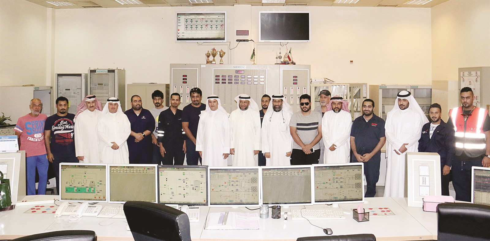 ... ومتوسطاً مجموعة من العاملين