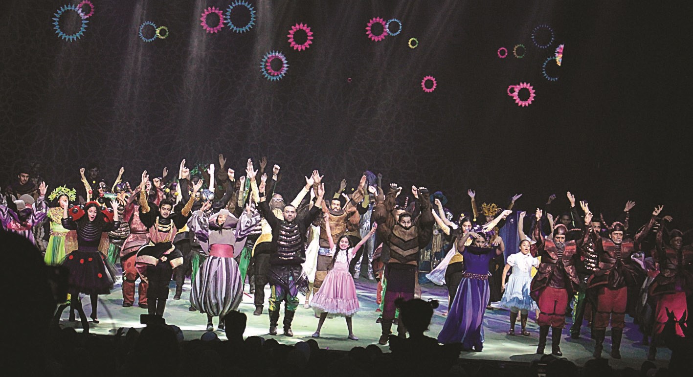 حشد فني على المسرح       (تصوير كرم ذياب)