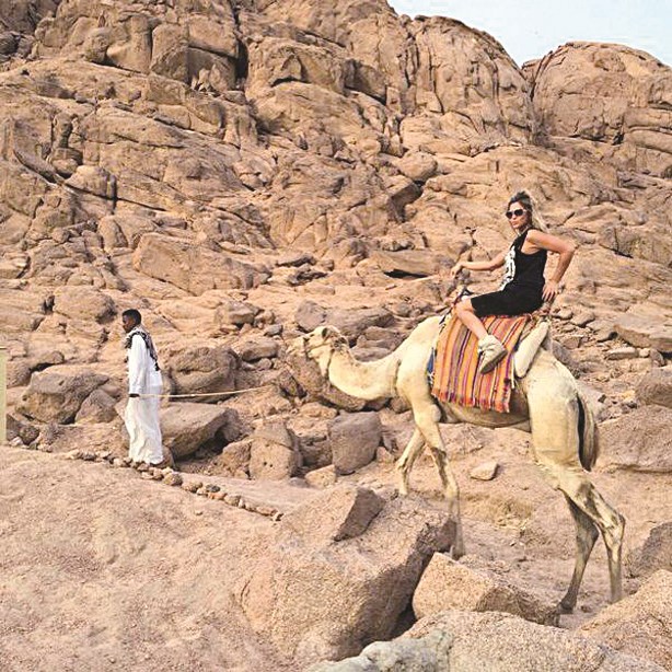 تمتطي الجمل في إحدى رحلاتها