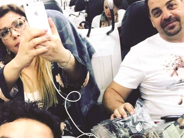 u0623u0635u0627u0644u0629 u0628u0631u0641u0642u0629 u0632u0648u062cu0647u0627 u0641u064a u0627u0644u0637u0627u0626u0631u0629 u0627u0644u062au064a u0623u0642u0644u062au0647u0645u0627 u0625u0644u0649 u0627u0644u0642u0627u0647u0631u0629