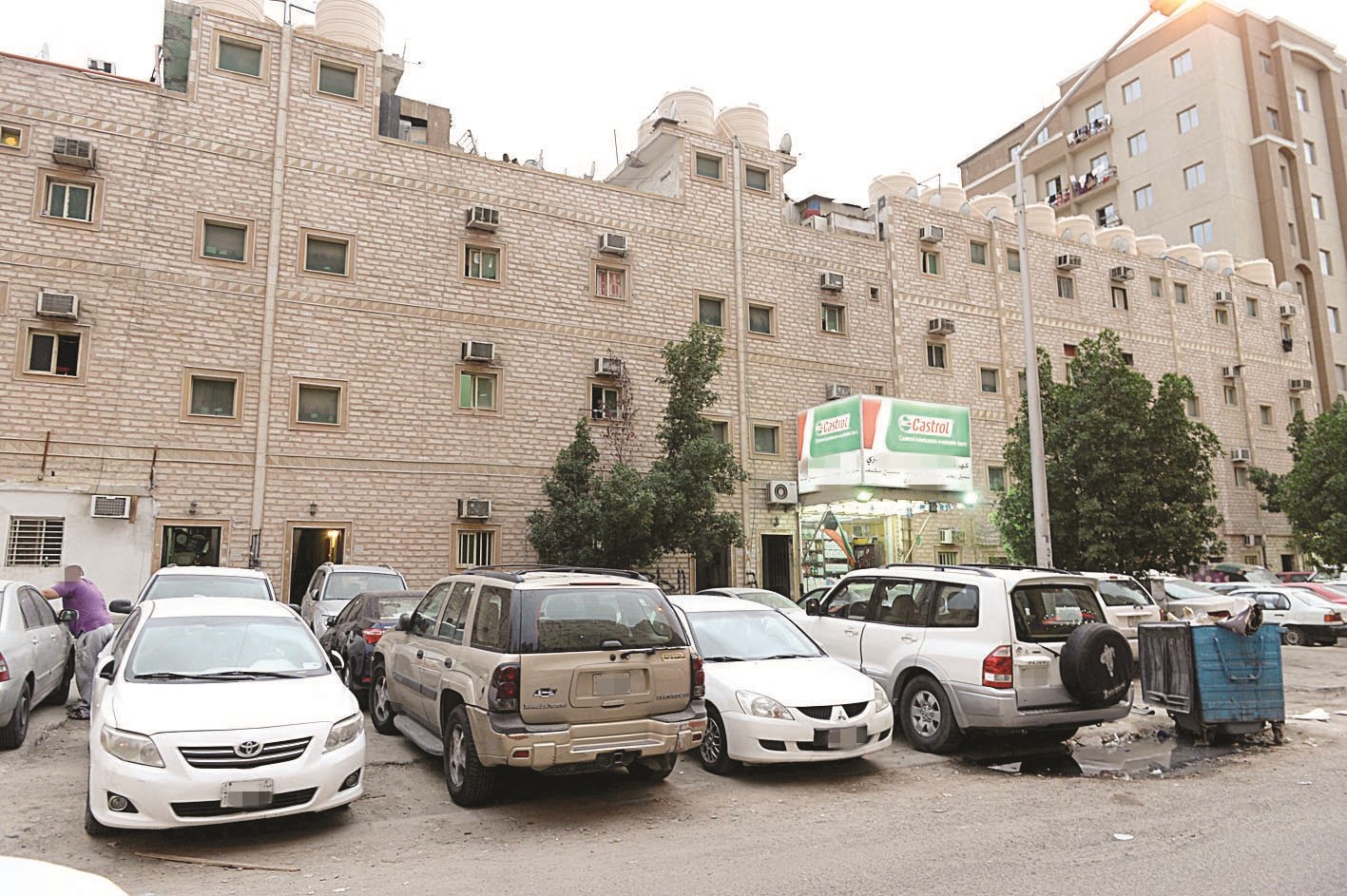 بنايات عمودية وأخرى أفقية والسيارات تصل إلى حدود الشارع (تصوير زكريا عطية)