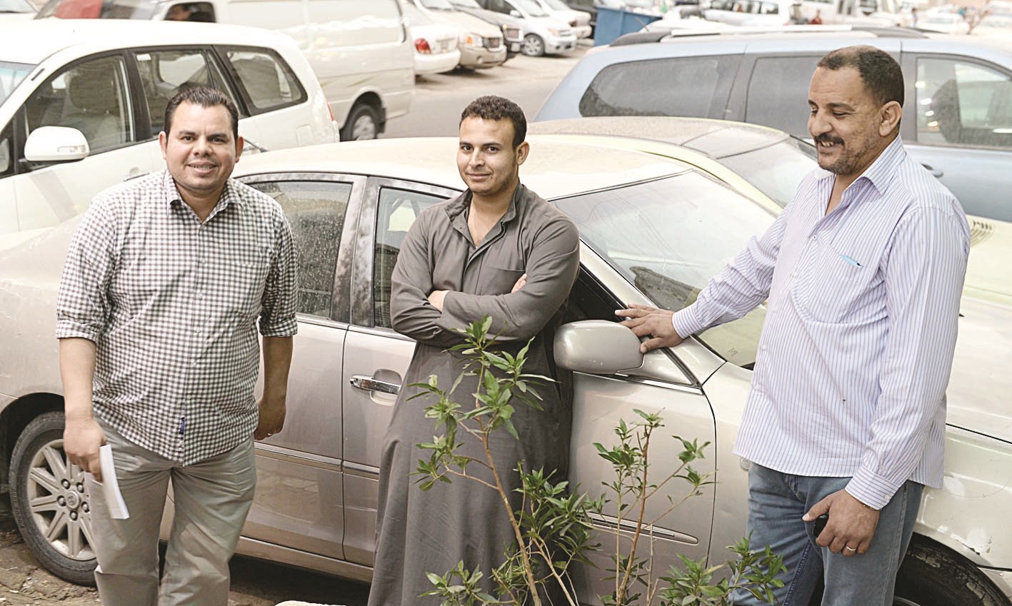 عبدالحميد فضل الله وسامي السيد مع الزميل باسم عبدالرحمن