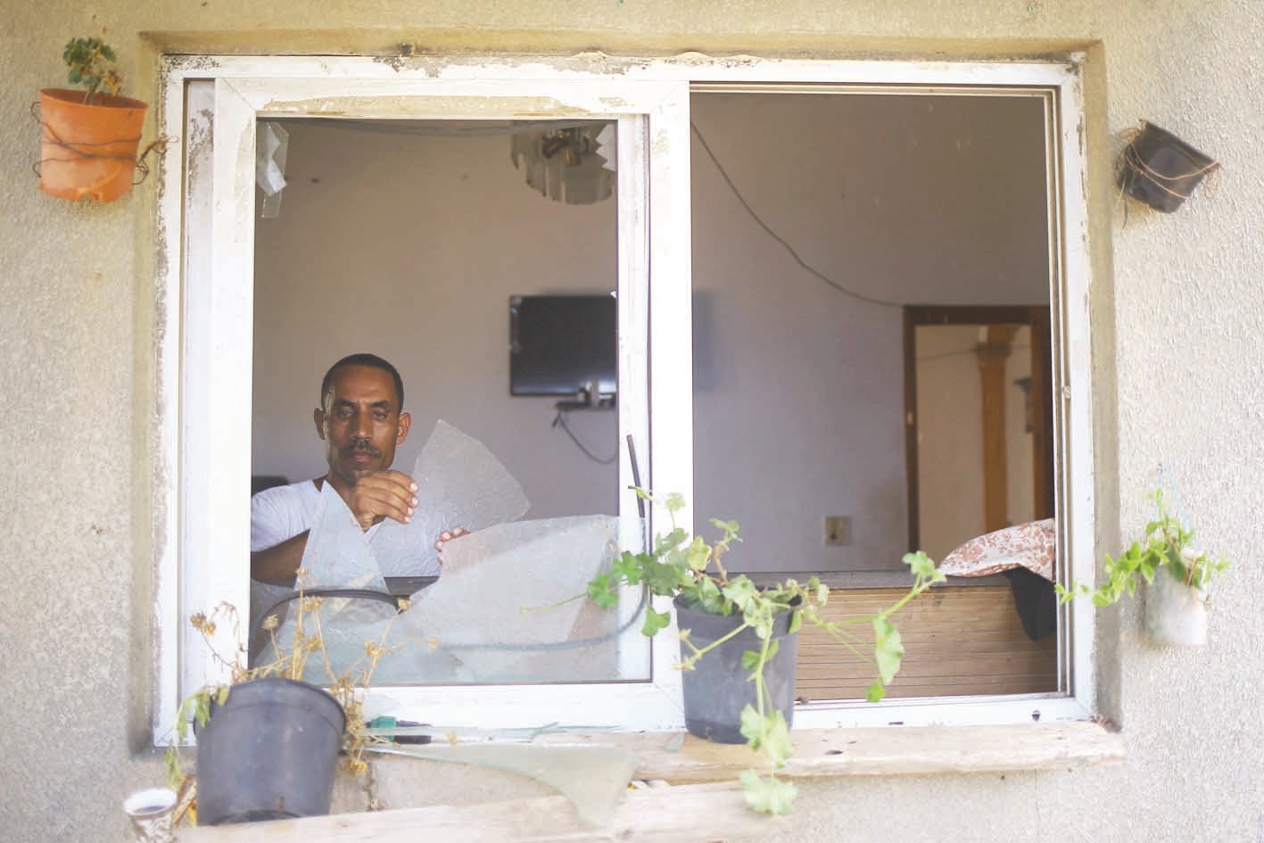 u0641u0644u0633u0637u064au0646u064a u064au0632u064au0644 u0627u0644u0632u062cu0627u062c u0627u0644u0645u0643u0633u0648u0631 u0645u0646 u0646u0627u0641u0630u0629 u0645u0646u0632u0644u0647 u0639u0642u0628 u063au0627u0631u0629 u0625u0633u0631u0627u0626u064au0644u064au0629 u0639u0644u0649 u063au0632u0629 (u0627 u0641 u0628)