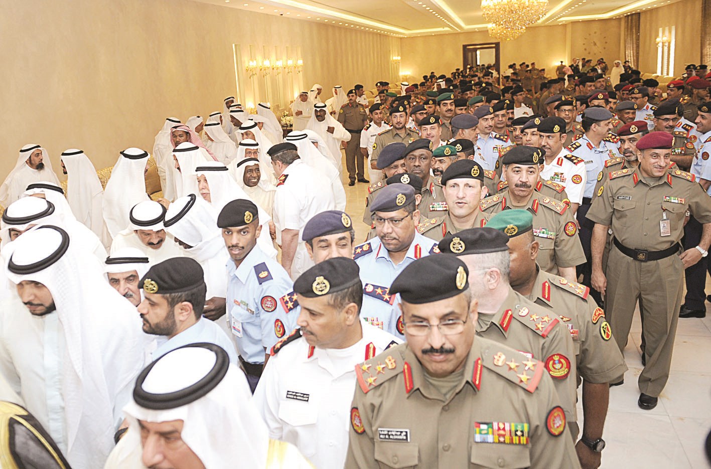 حشود المهنئين من القيادات العسكرية والمواطنين(تصوير سعود سالم)