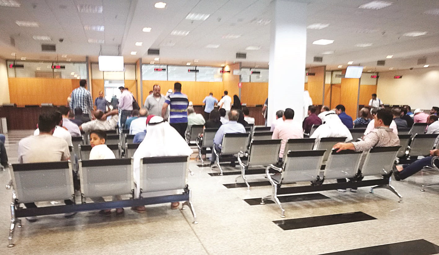 مراجعون في شؤون إقامة حولي