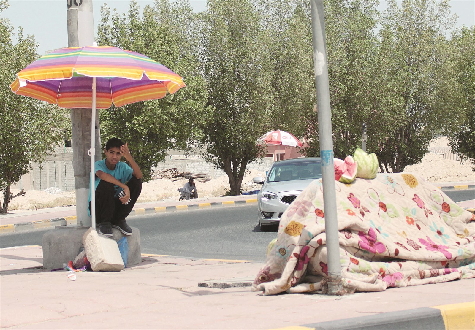 طفل في حالة من الملل وهو ينتظر مشتري «الرقي» (تصوير كرم ذياب)