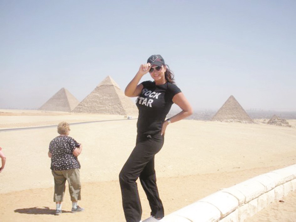 لدى زيارتها أهرام الجيزة في مصر