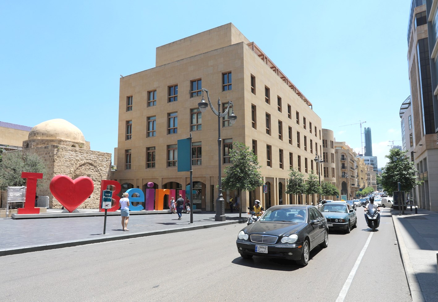 u0633u064au0627u0631u0627u062a u062au0645u0631u0651 u0642u0631u0628 u0634u0639u0627u0631 u00abu0623u062du0628 u0628u064au0631u0648u062au00bb u0641u064a u0627u0644u0639u0627u0635u0645u0629 u0627u0644u0644u0628u0646u0627u0646u064au0629 (u0631u0648u064au062au0631u0632)