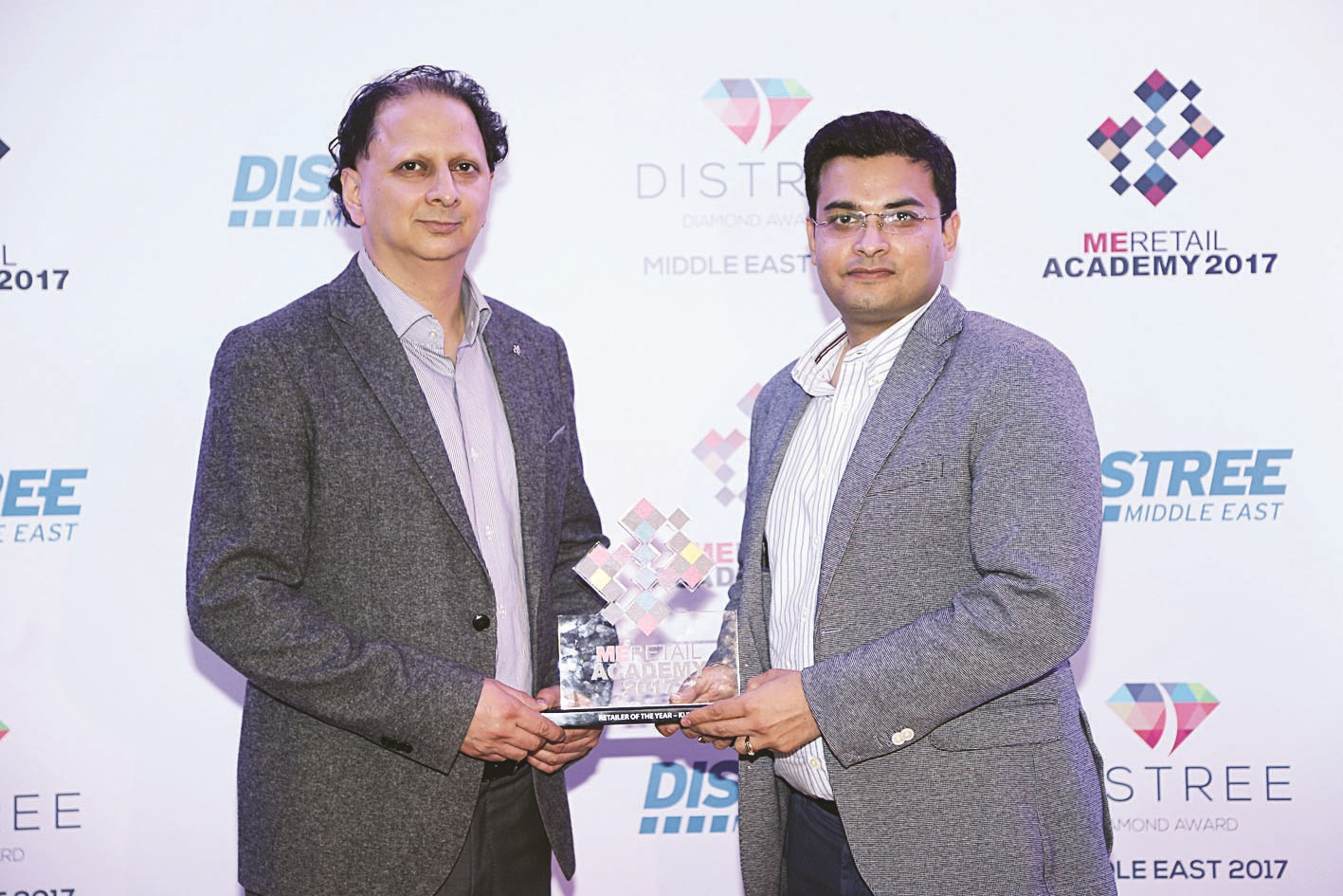 u062cu0627u0646u062fu0648u062au0631u0627 u0645u062au0633u0644u0651u0645u0627u064b u0627u0644u062cu0627u0626u0632u0629