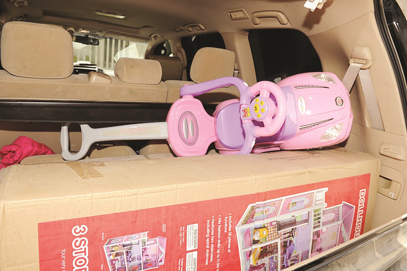 لعبة ابنها الصغير التي تحتضنها أثناء نومها (تصوير بسام زيدان)