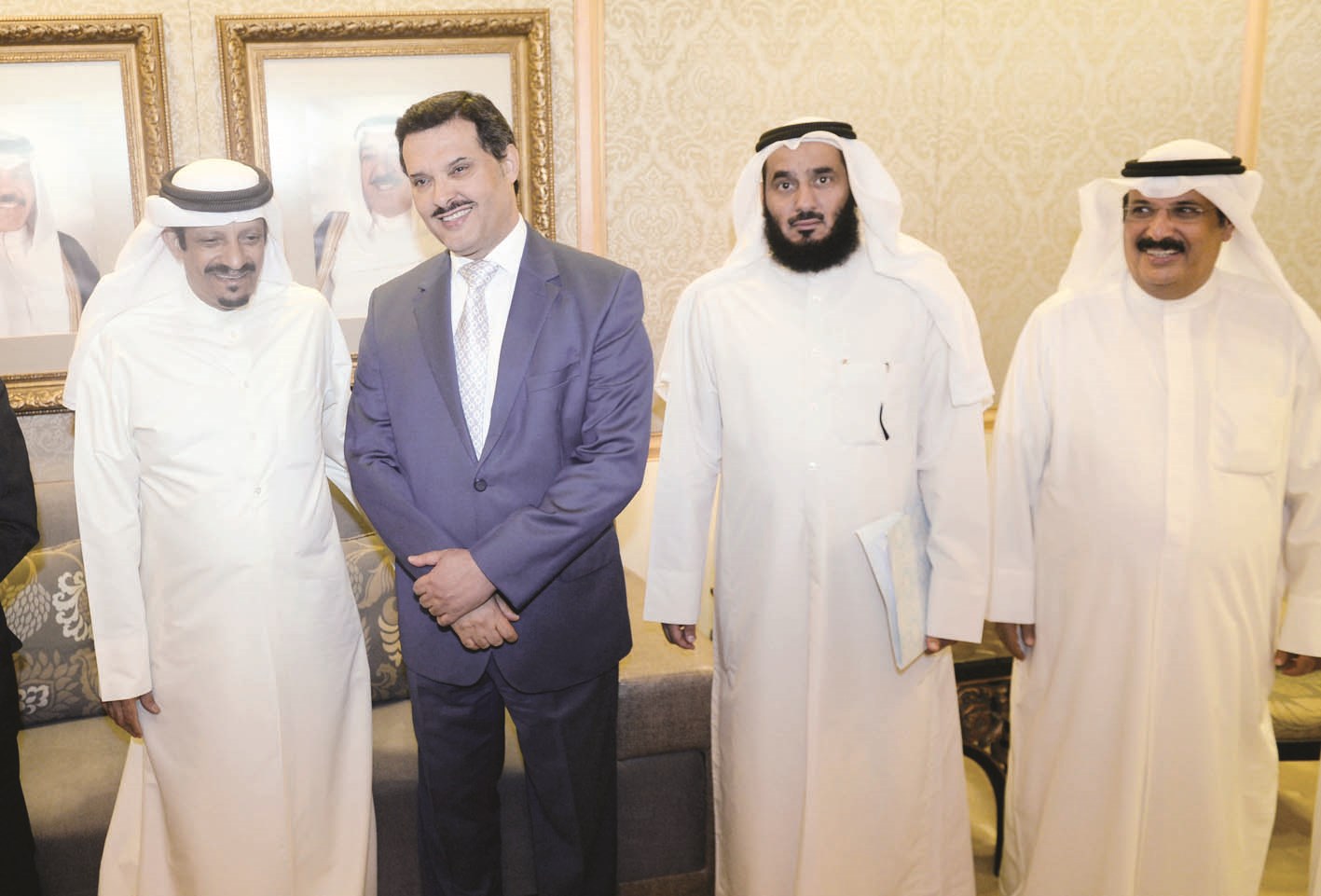 ... ويتوسط عدداً من المهنئين