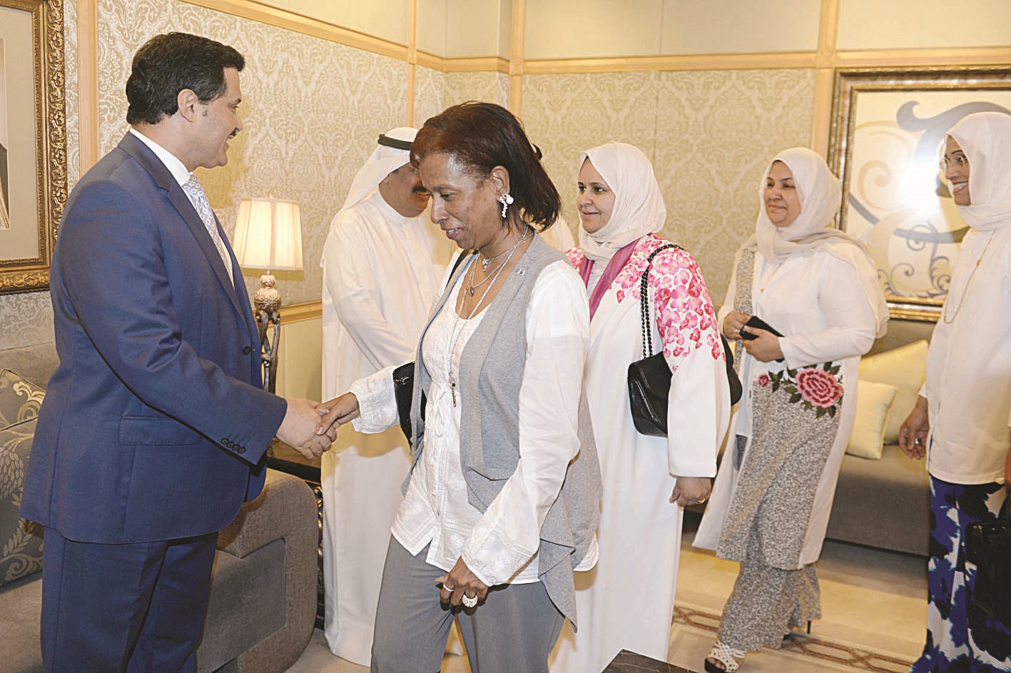 ... ويتلقى التهاني من موظفات الوزارة