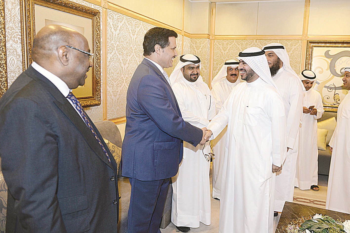 u0627u0644u062du0631u0628u064a u064au062au0644u0642u0649 u062au0647u0627u0646u064a u0645u0648u0638u0641u064a u0627u0644u0648u0632u0627u0631u0629 u0648u0625u0644u0649 u062cu0627u0646u0628u0647 u0627u0644u062eu0634u062au064a (u062au0635u0648u064au0631 u0632u0643u0631u064au0627 u0639u0637u064au0629)