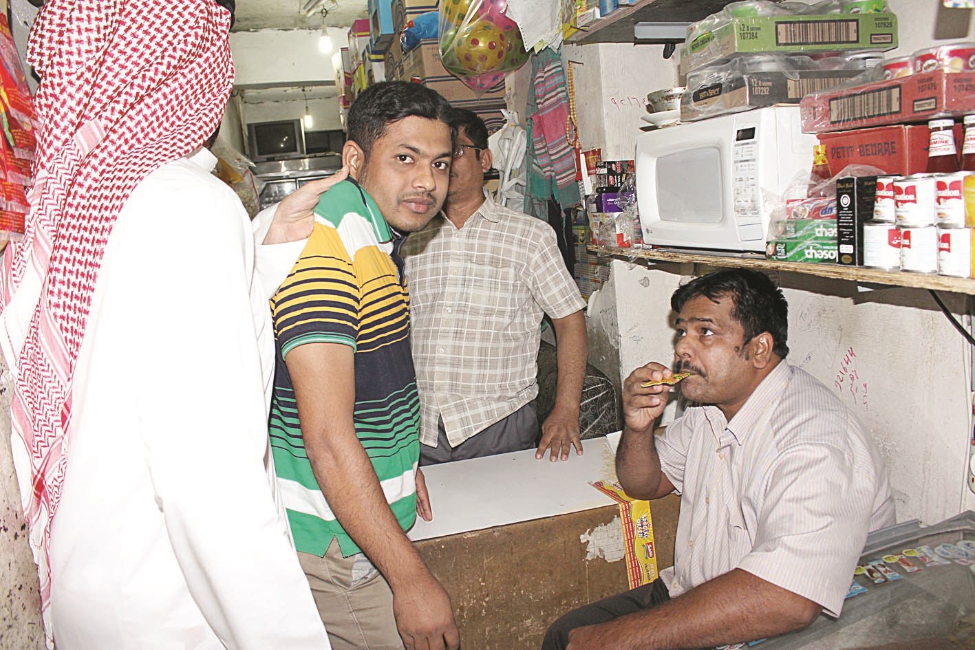 تفتيش إحدى البقالات بعد وجود بلاغ ضدها