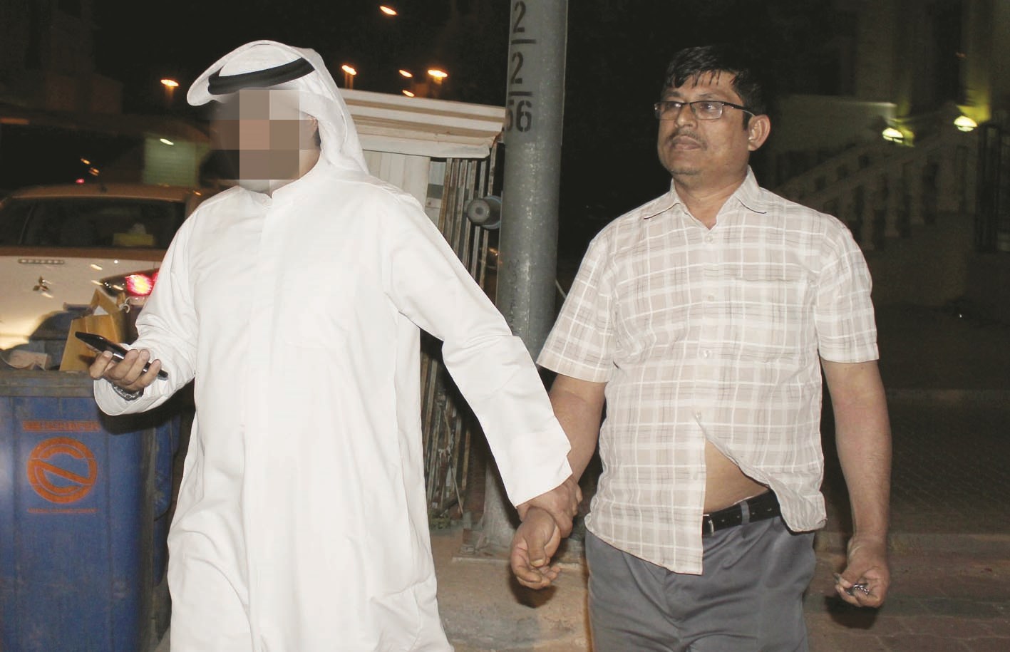 مفتش يقتاد مخالفا بعد محاولته الهرب