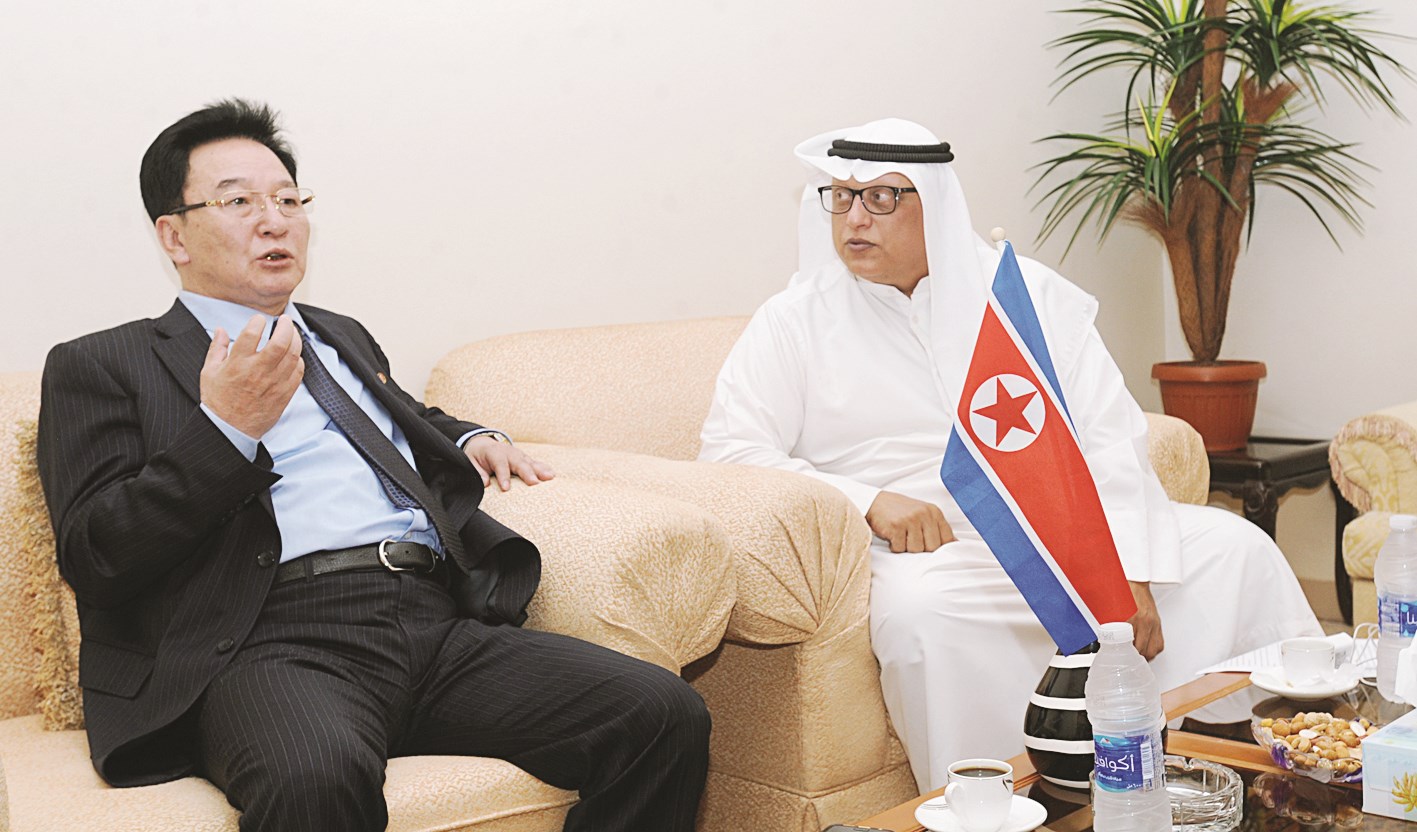 السفير الكوري الشمالي متحدثا إلى الزميل خالد الشرقاوي