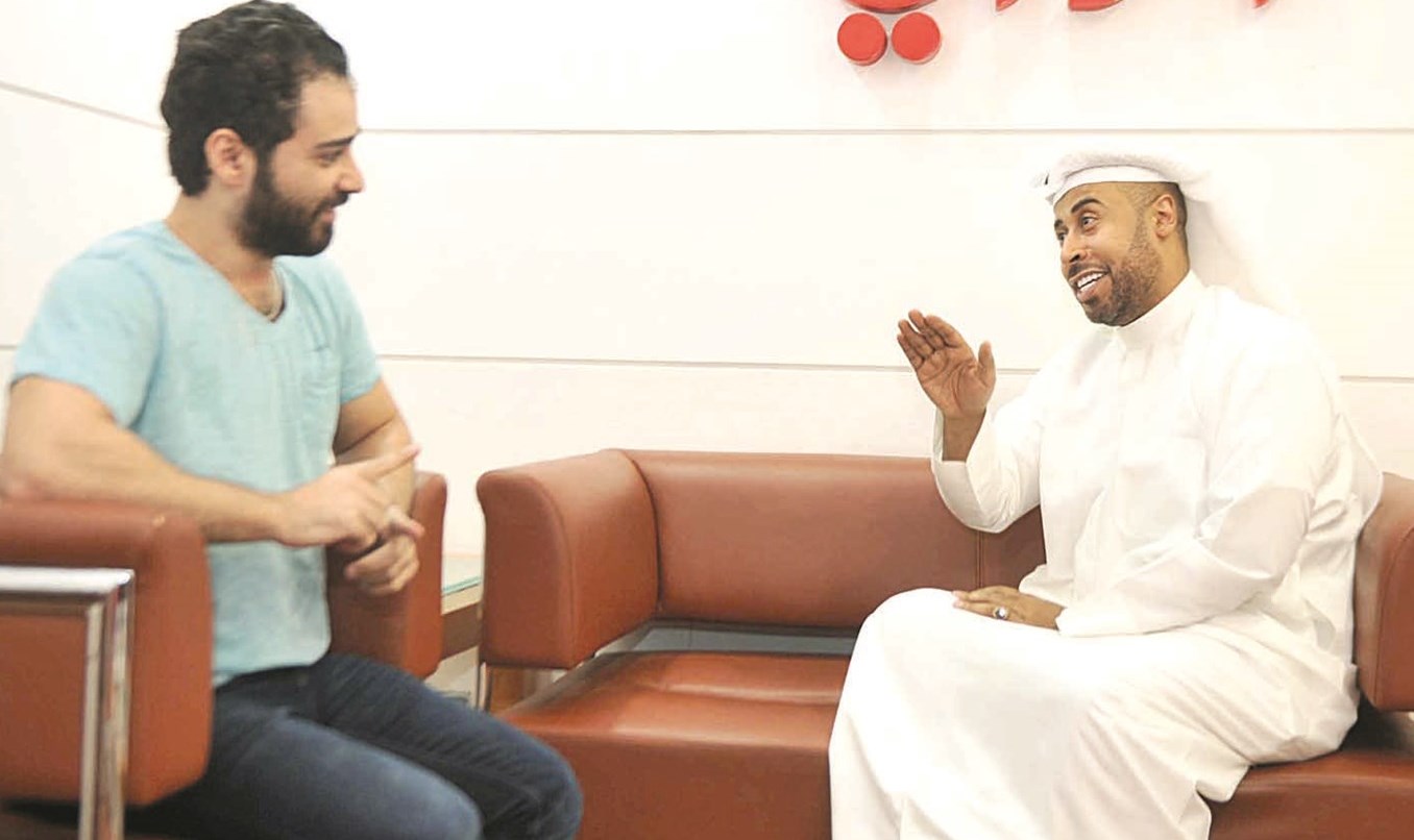 العماني متحدثاً إلى الزميل علاء محمود