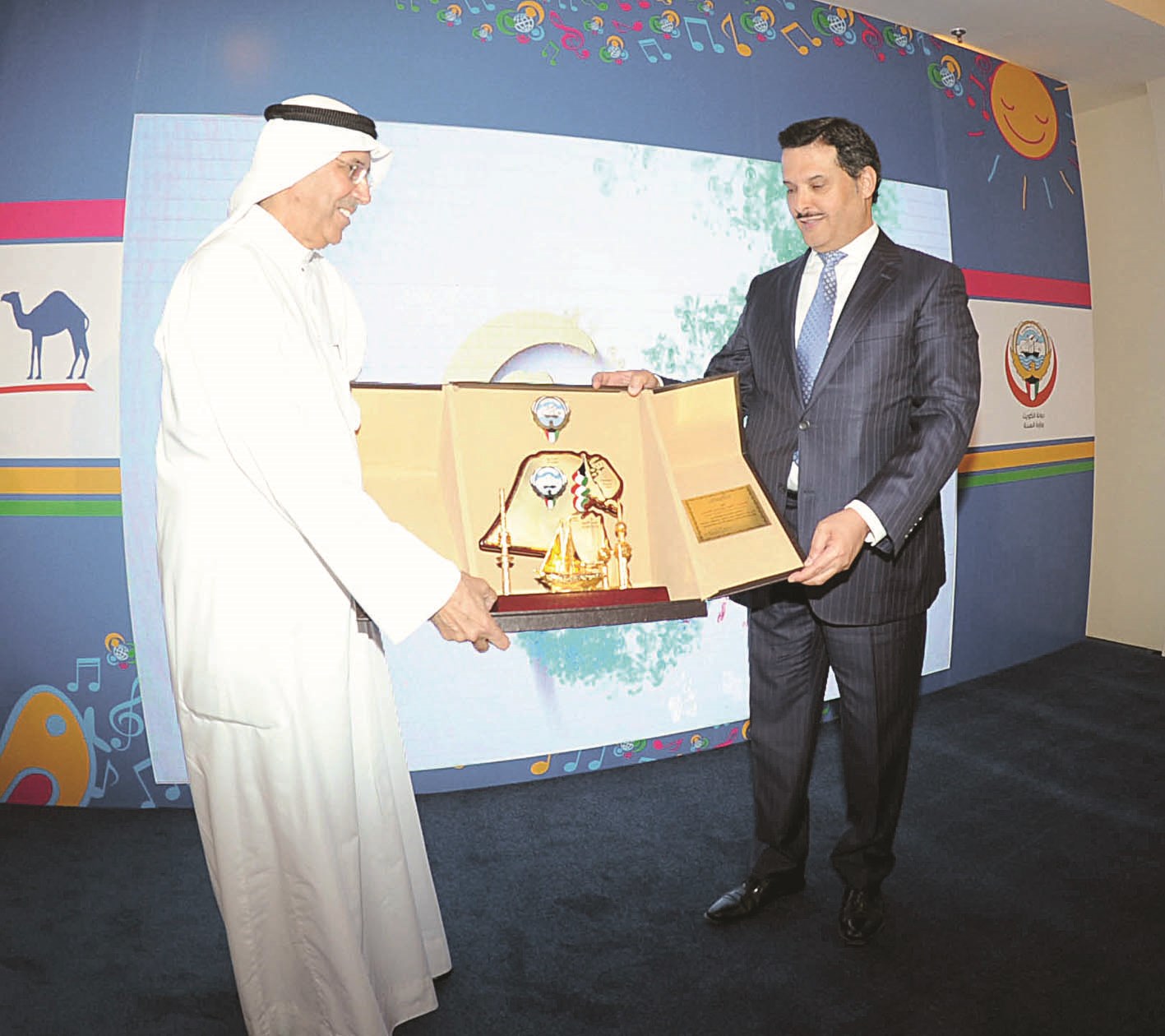 وزير الصحة يسلم ناصر الساير الدرع التكريمية لـ «الوطني»